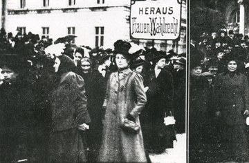 Wahlrechtsdemonstration der SDAP (sozialdemokratische Arbeiterpartei) anlässlich des ersten internationalen Frauentages am 19. März 1911 in Wien(Stiftung Bruno Kreisky Archiv)