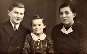 Lotte Sekoranja (Bild Mitte) mit ihren Eltern