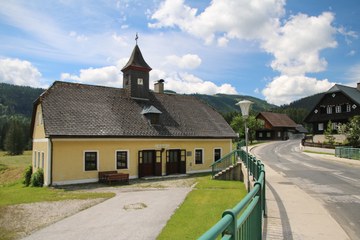 Die alte Schule in Lahnsattel (© Elisabeth Vavra)